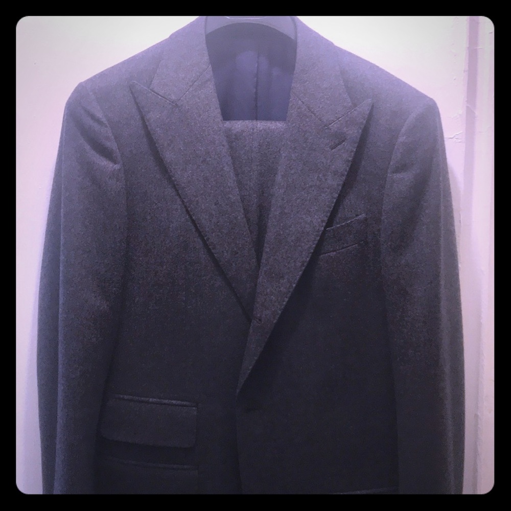 %100 Pure Wool Gray Suit SZ 38L - Made in Italy